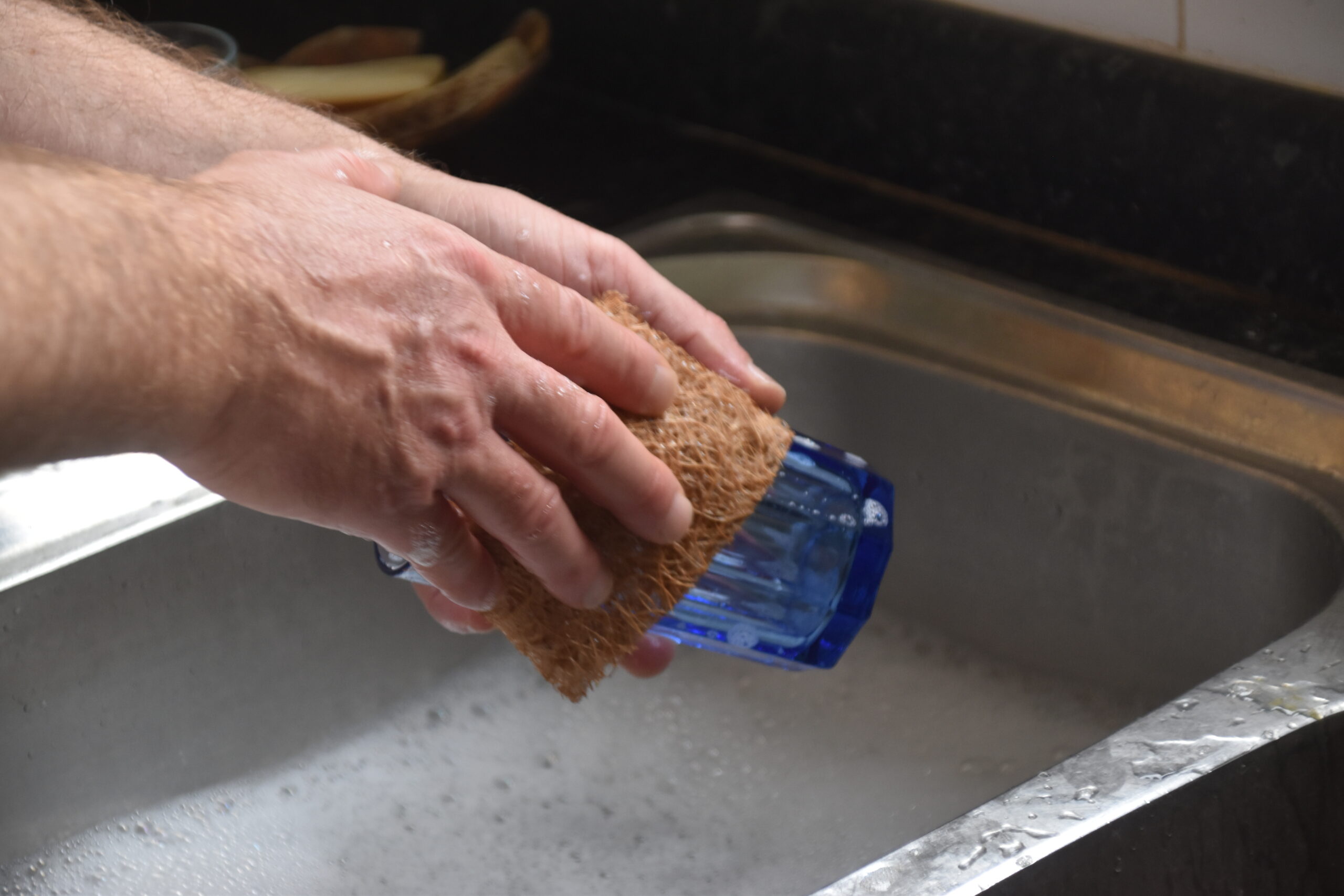 Safix coconut fibre scourer washing dishes as an eco washing up pad